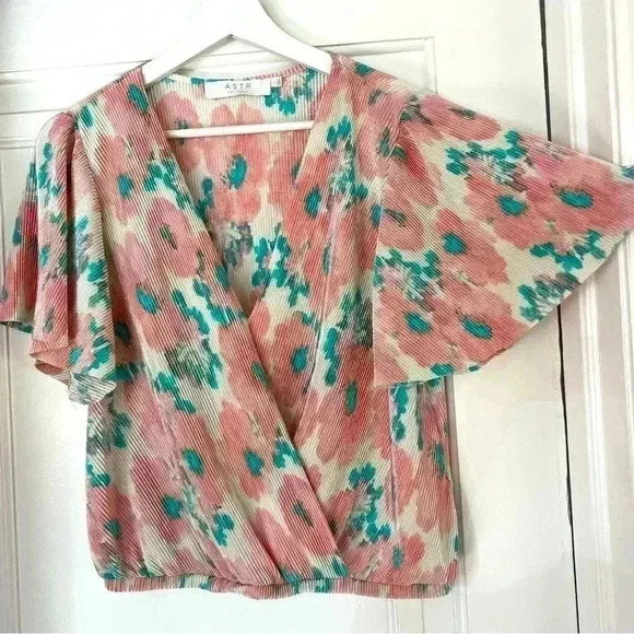 Pleated ASTR The Label Women's White and Pink Blouse - Picture 1 of 9